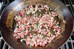Zwiebeln und Speck anbraten lassen