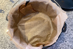 Den Dutch Oven mit Backpapier auslegen...